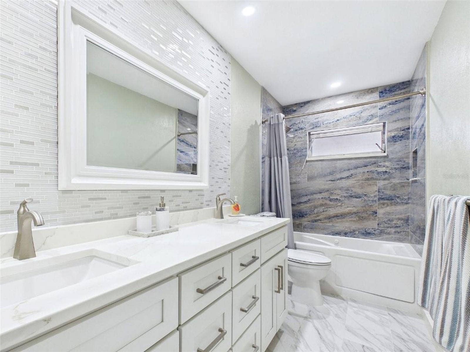 409 4TH AVENUE N, Tierra Verde, FL 33715 Guest Bathroom Tub/ Shower