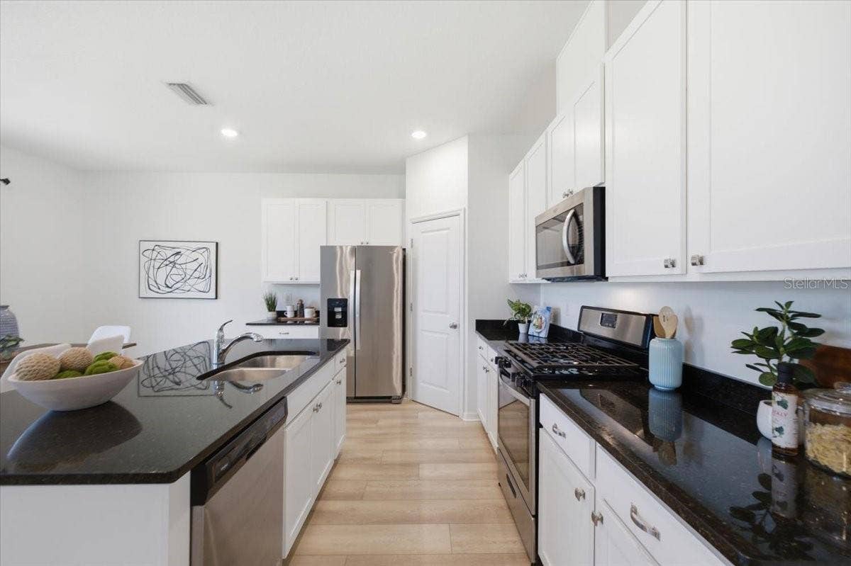 5718 LOS ROBLES COURT, Palmetto, FL 34221 Granite Counter top with Stainless Steel Appliances
