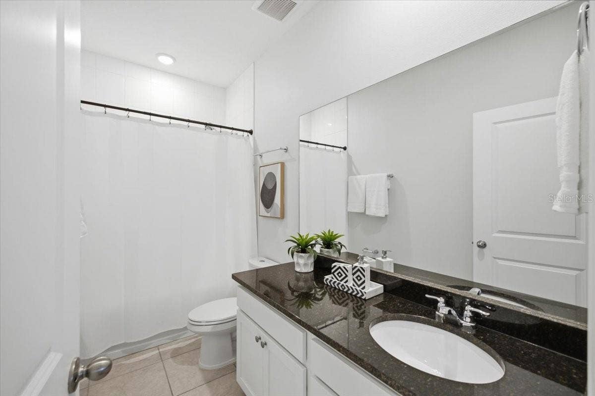5718 LOS ROBLES COURT, Palmetto, FL 34221 Upstairs, Spacious Guest Bath w/ Shower/Tub Combo