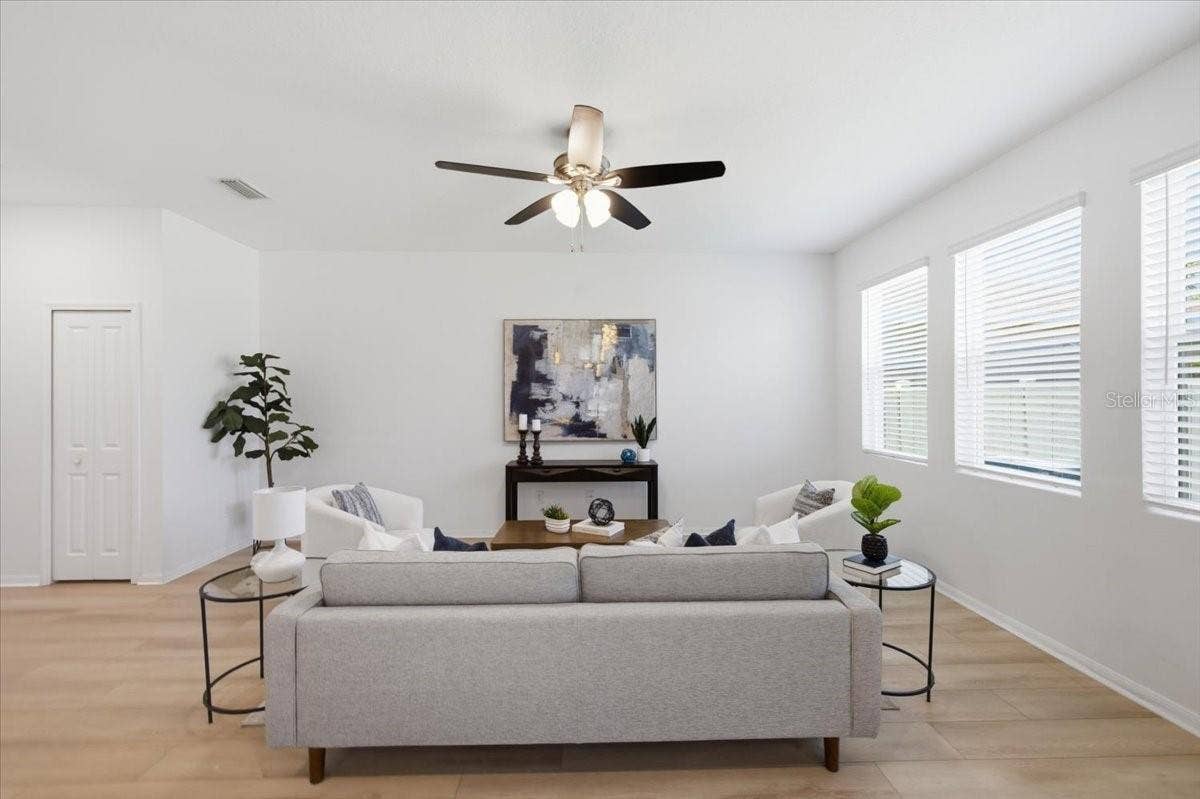 5718 LOS ROBLES COURT, Palmetto, FL 34221 Spacious Living Room