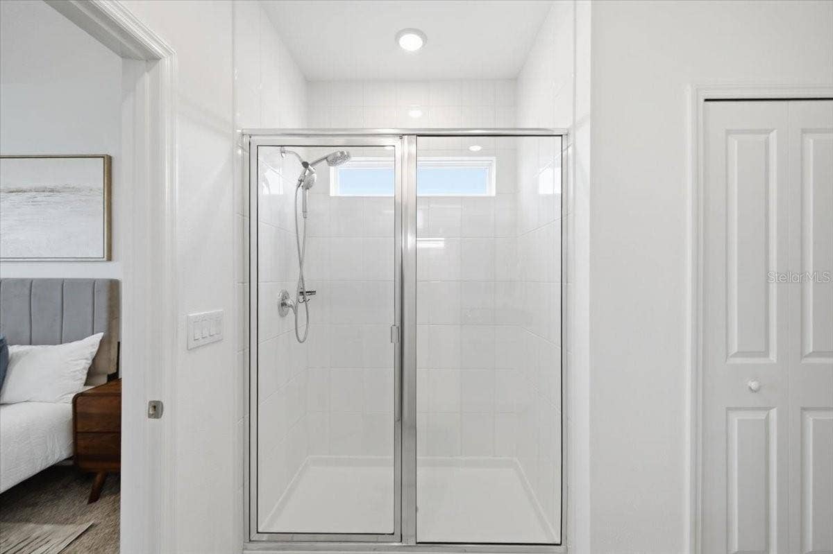5718 LOS ROBLES COURT, Palmetto, FL 34221 En Suite Primary Bath w/ Linen Closet and Walk-In Shower