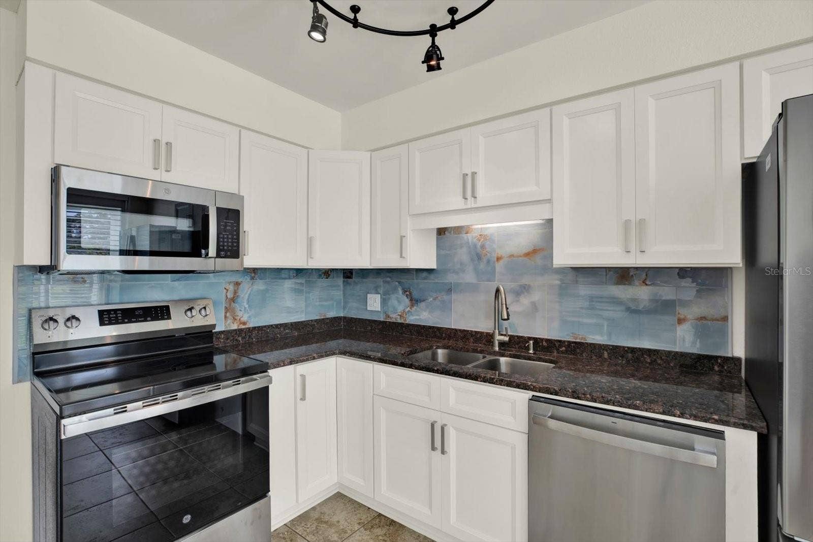 4715 BAY STREET NE, #126, St Petersburg, FL 33703 Kitchen