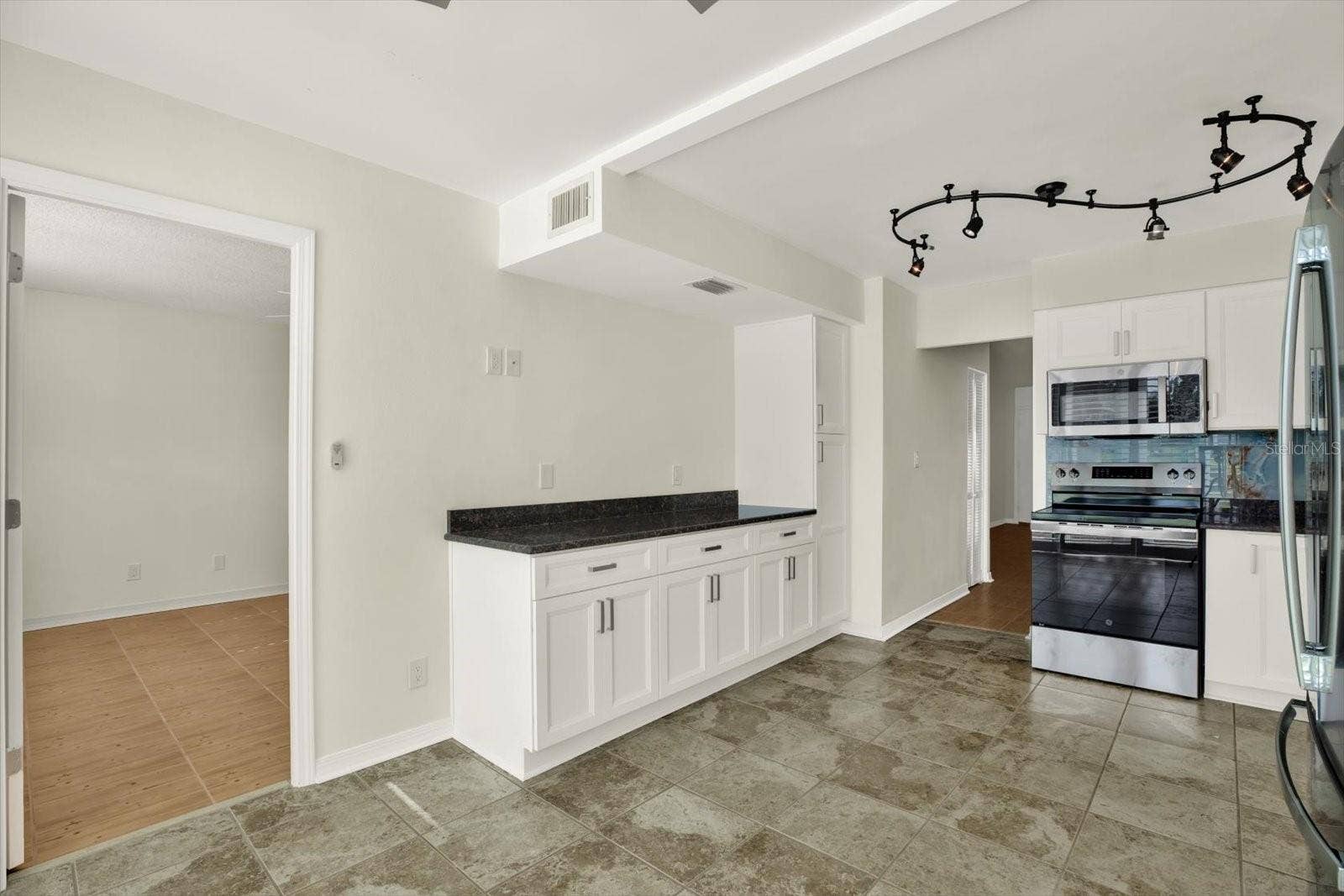 4715 BAY STREET NE, #126, St Petersburg, FL 33703 Kitchen
