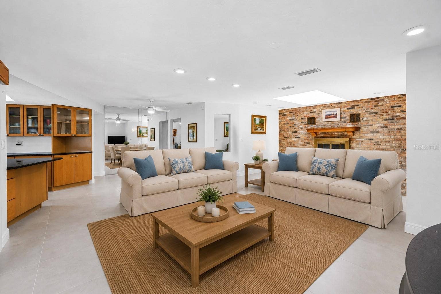 2067 MASSACHUSETTS AVENUE NE, St Petersburg, FL 33703 Living room