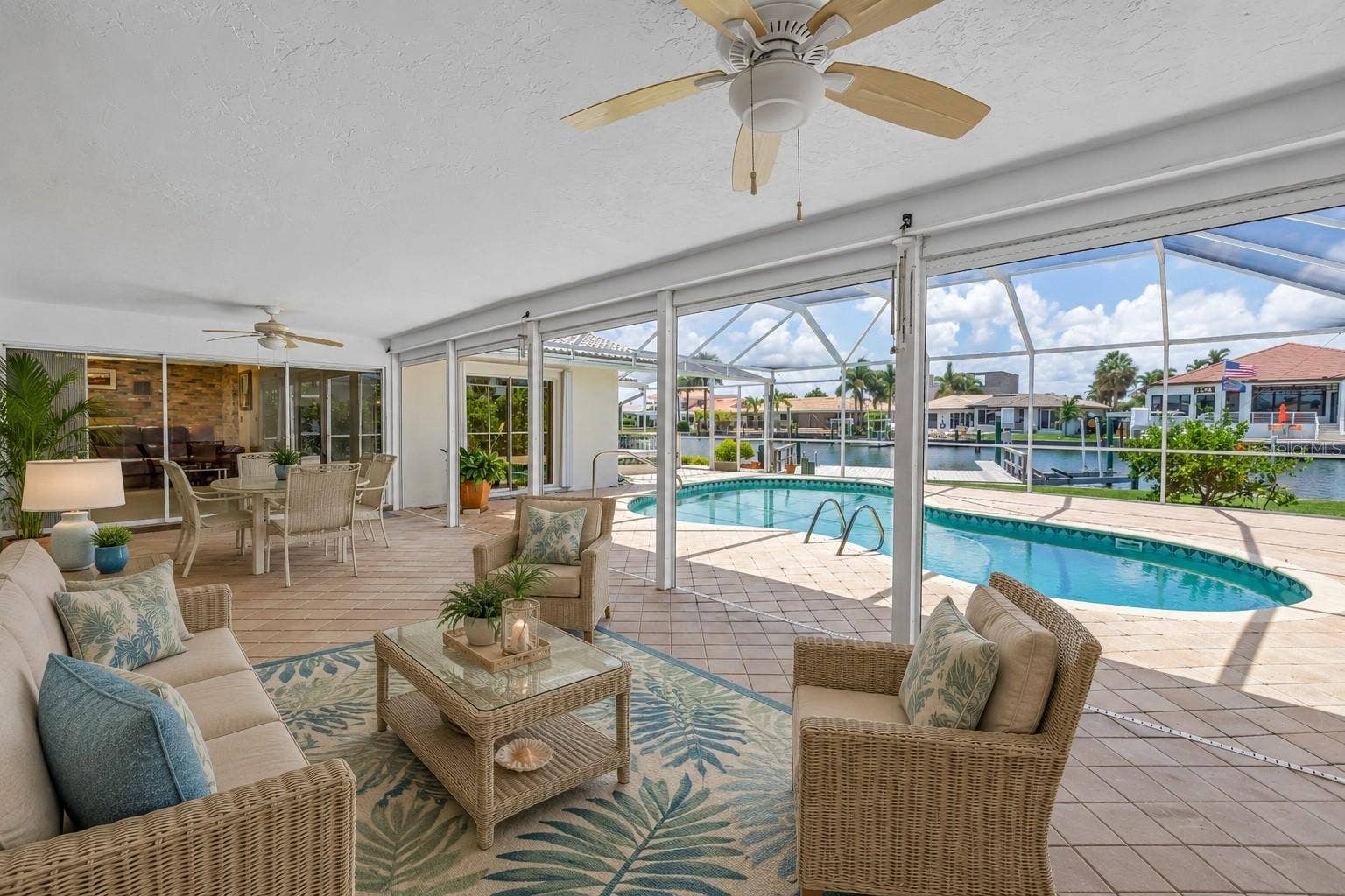 2067 MASSACHUSETTS AVENUE NE, St Petersburg, FL 33703 Lanai