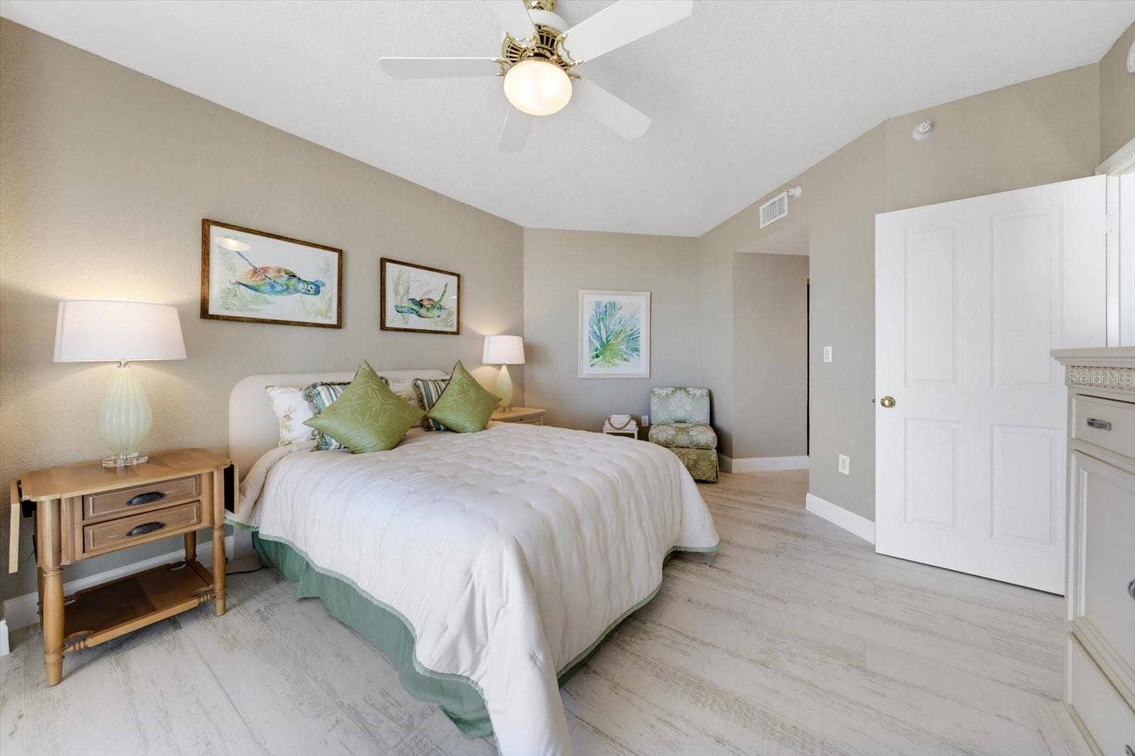 1170 GULF BOULEVARD, #404, Clearwater Beach, FL 33767 Primary suite featuring private en-suite bathroom.