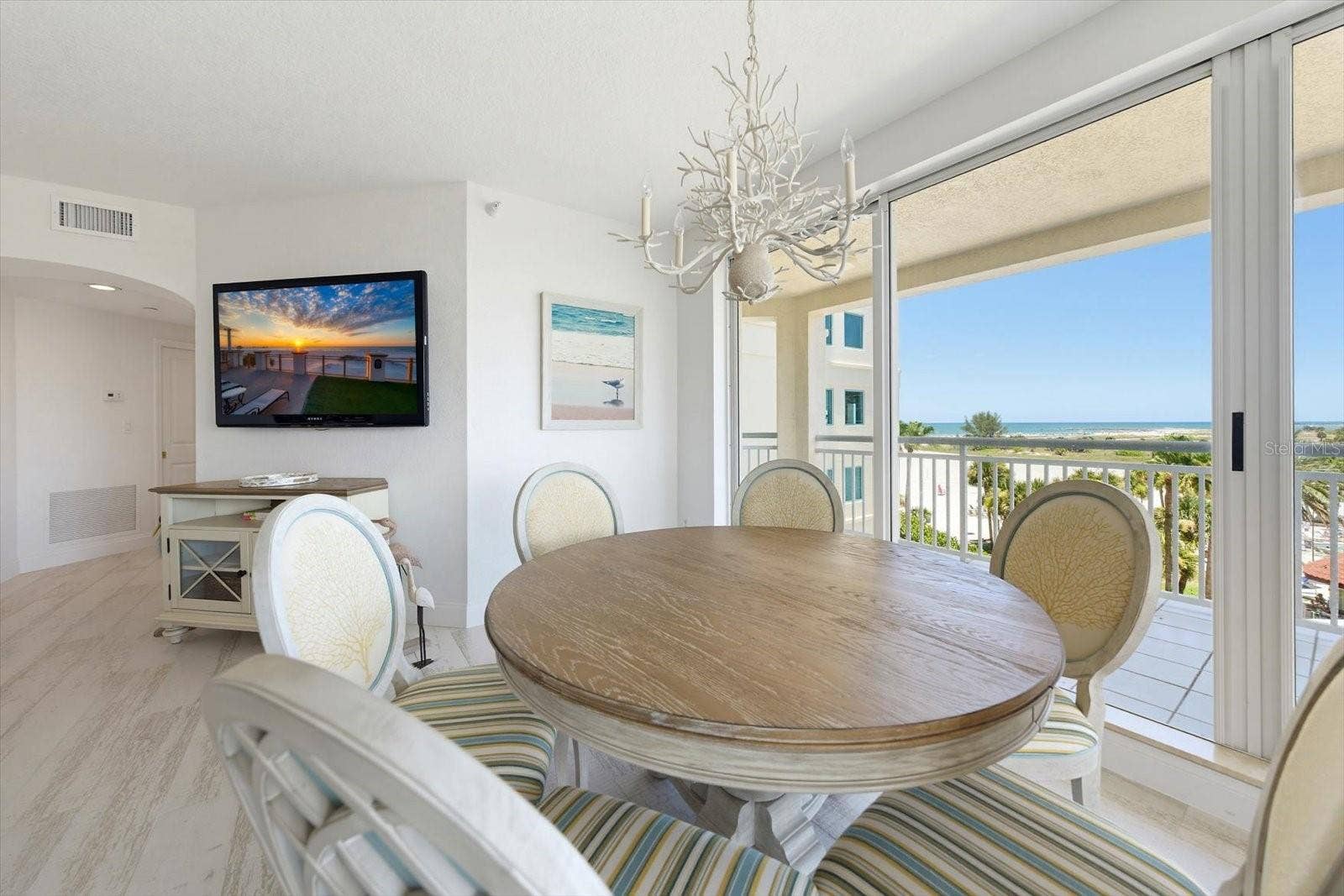 1170 GULF BOULEVARD, #404, Clearwater Beach, FL 33767 Imagine dining with beach views & enjoying the tranquility of the gulf waves.