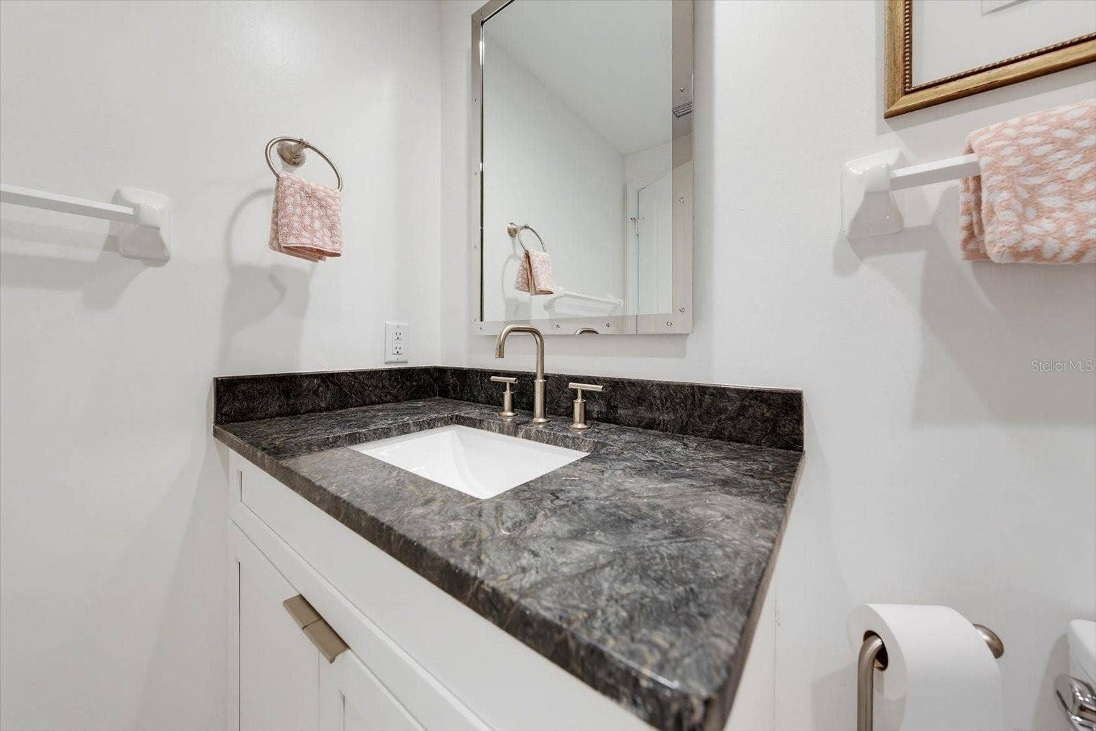 1170 GULF BOULEVARD, #404, Clearwater Beach, FL 33767 Guest bathroom