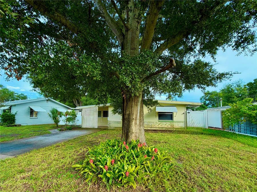 Property photo for 516 NORTHMOOR AVENUE N, St Petersburg, FL