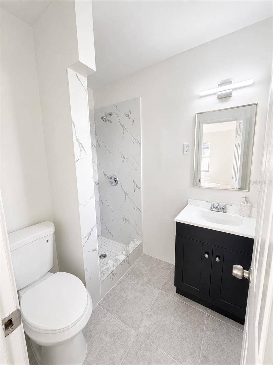 3816 W PAXTON AVENUE, Tampa, FL 33611 Primary Bath