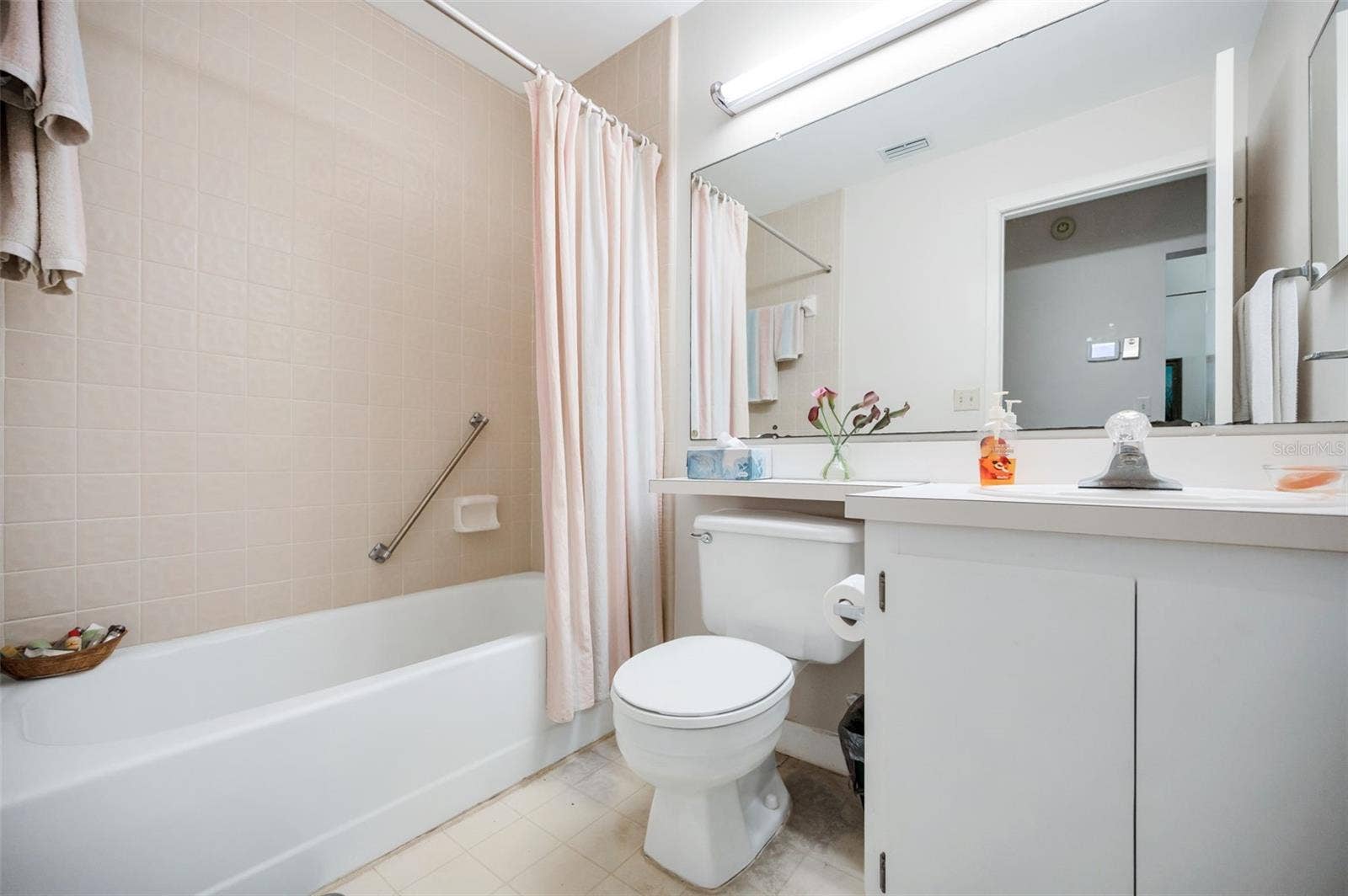 1333 SHADY PINE WAY, #F, Tarpon Springs, FL 34688 Second Bathroom