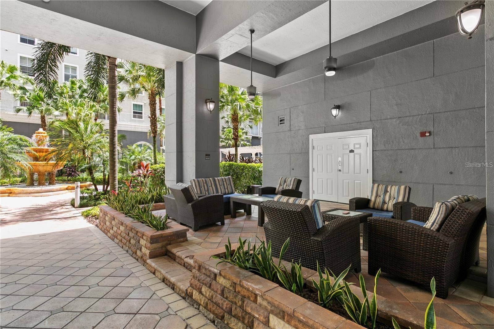 700 S HARBOUR ISLAND BOULEVARD, #137, Tampa, FL 33602 Courtyard Area w/ tables and chairs