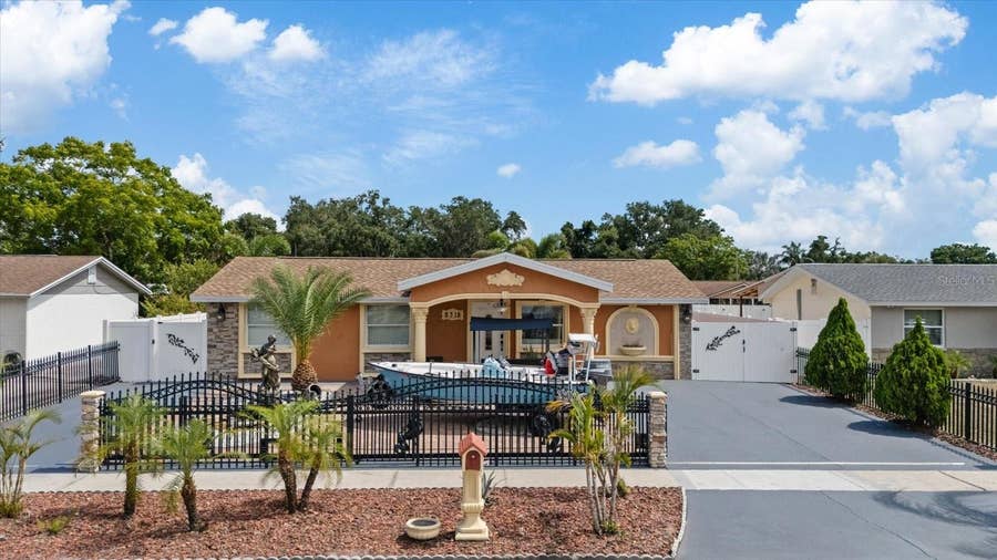 Property photo for 8318 DRYCREEK DRIVE, Tampa, FL