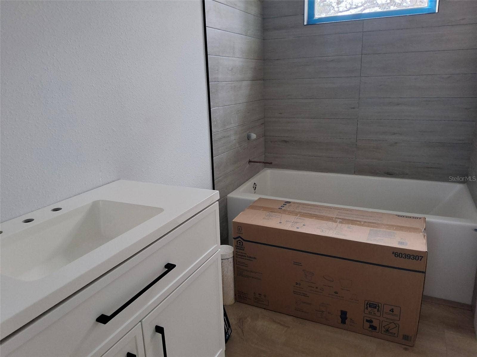 2ND floor hall bath