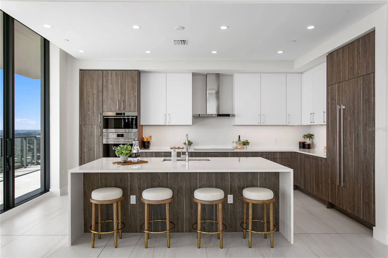 275 1ST AVENUE S, #4004, St Petersburg, FL 33701 High-end Appliances, Quartz Counters and European Cabinetry