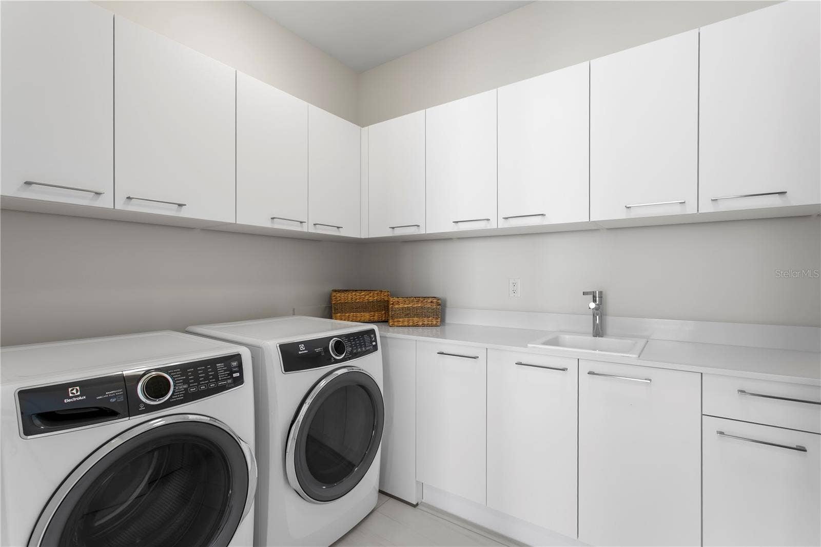 275 1ST AVENUE S, #4004, St Petersburg, FL 33701 Spacious Laundry Room