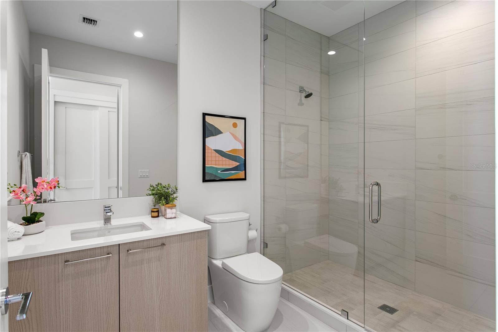 275 1ST AVENUE S, #4004, St Petersburg, FL 33701 En Suite Guest Bath