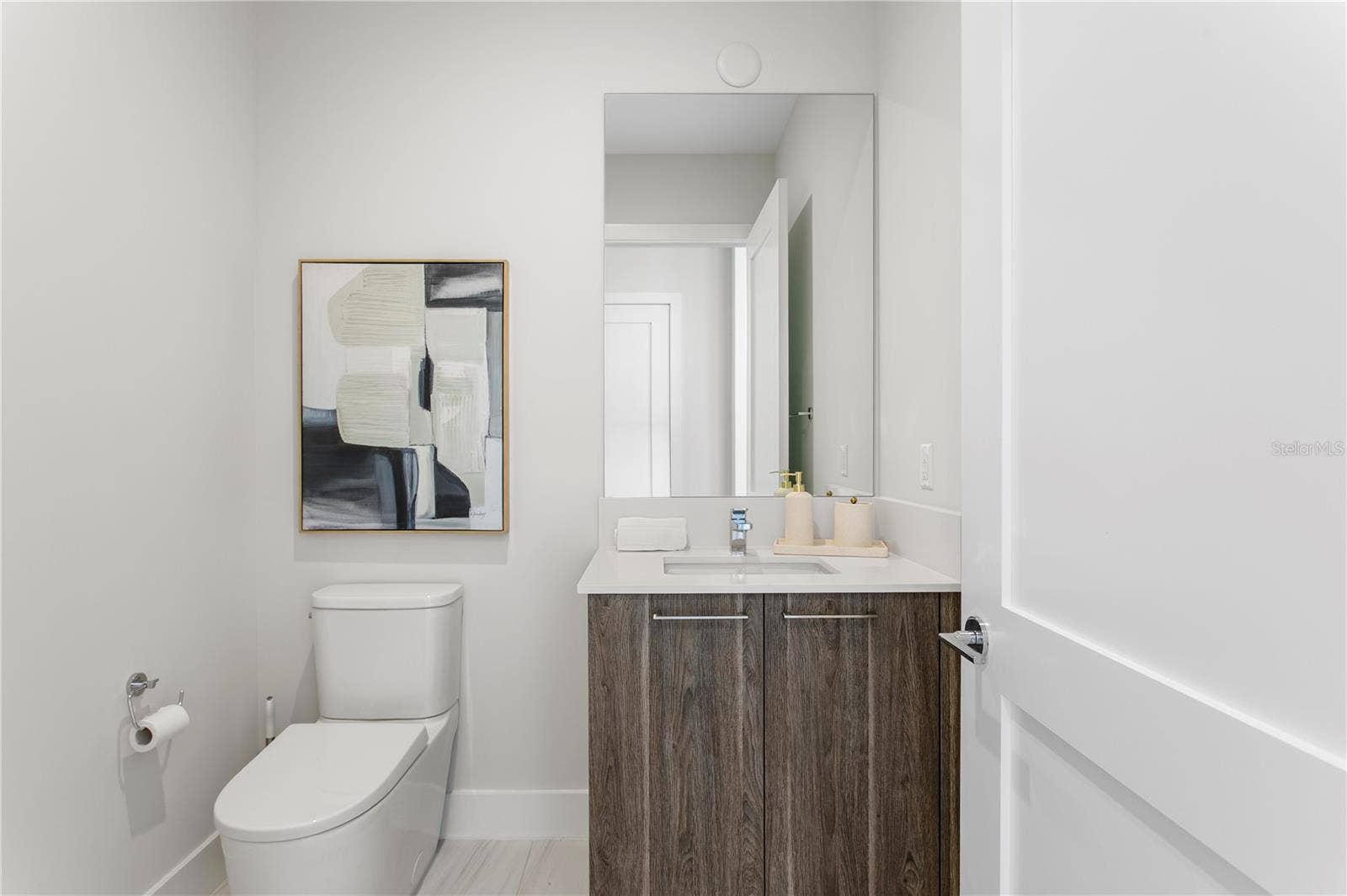 275 1ST AVENUE S, #4004, St Petersburg, FL 33701 Powder Room