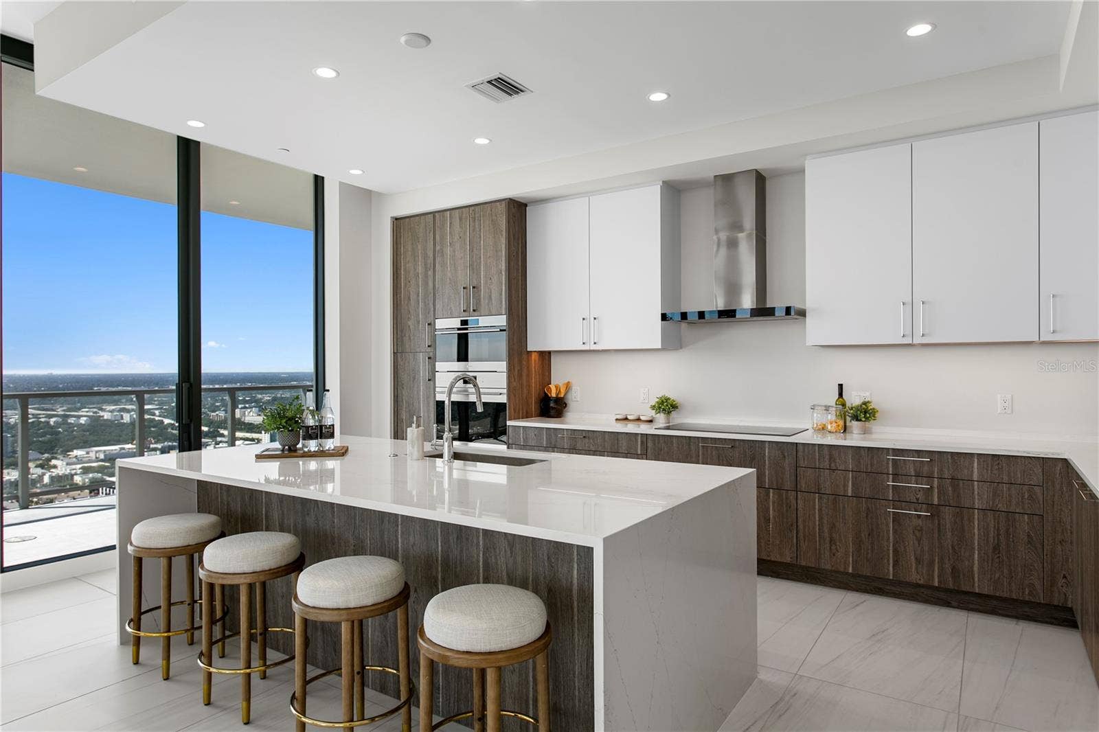 275 1ST AVENUE S, #4004, St Petersburg, FL 33701 Plenty of Room to Sit and Also Prepare Meals