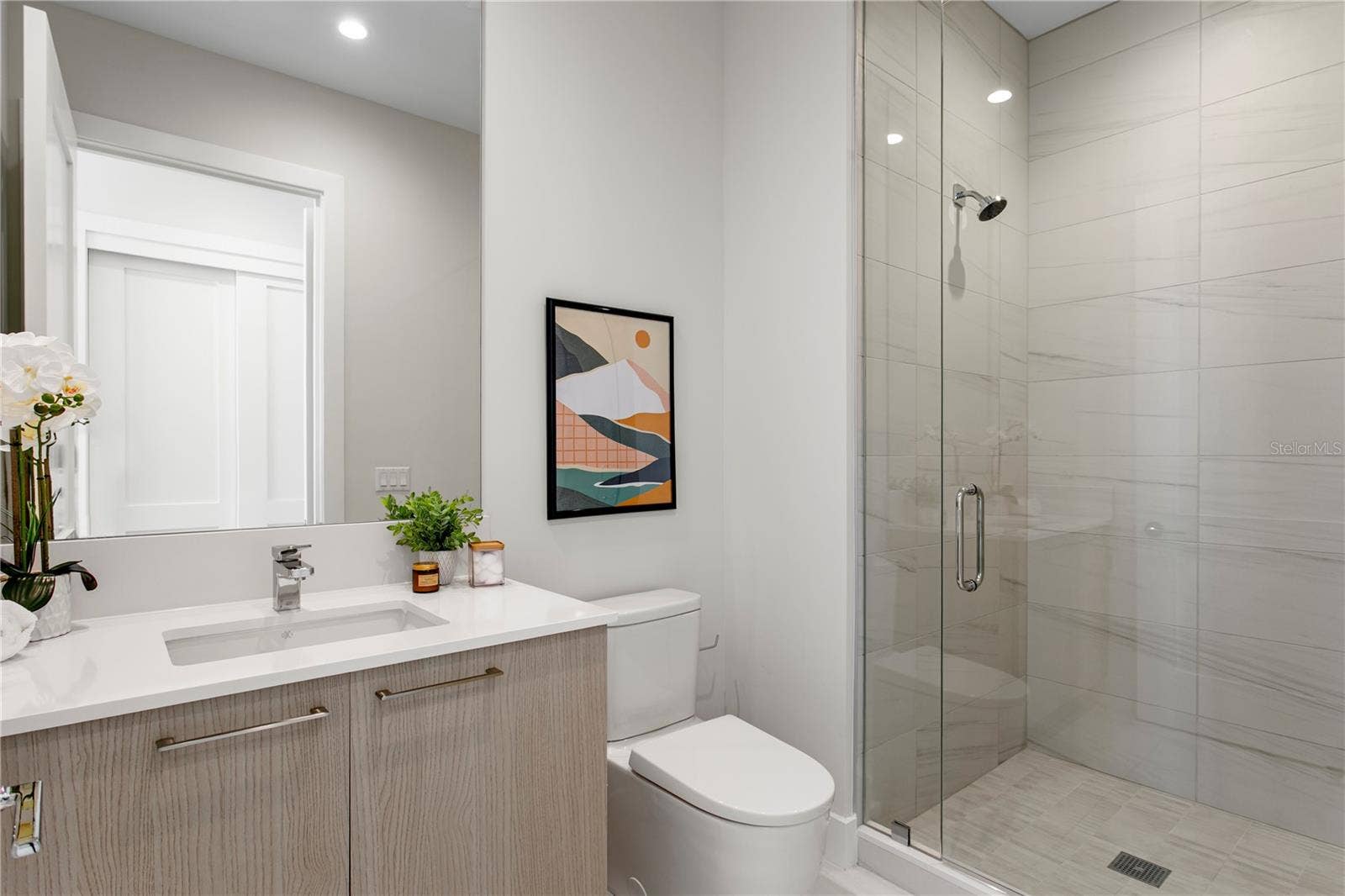 275 1ST AVENUE S, #4004, St Petersburg, FL 33701 En Suite Guest Bath