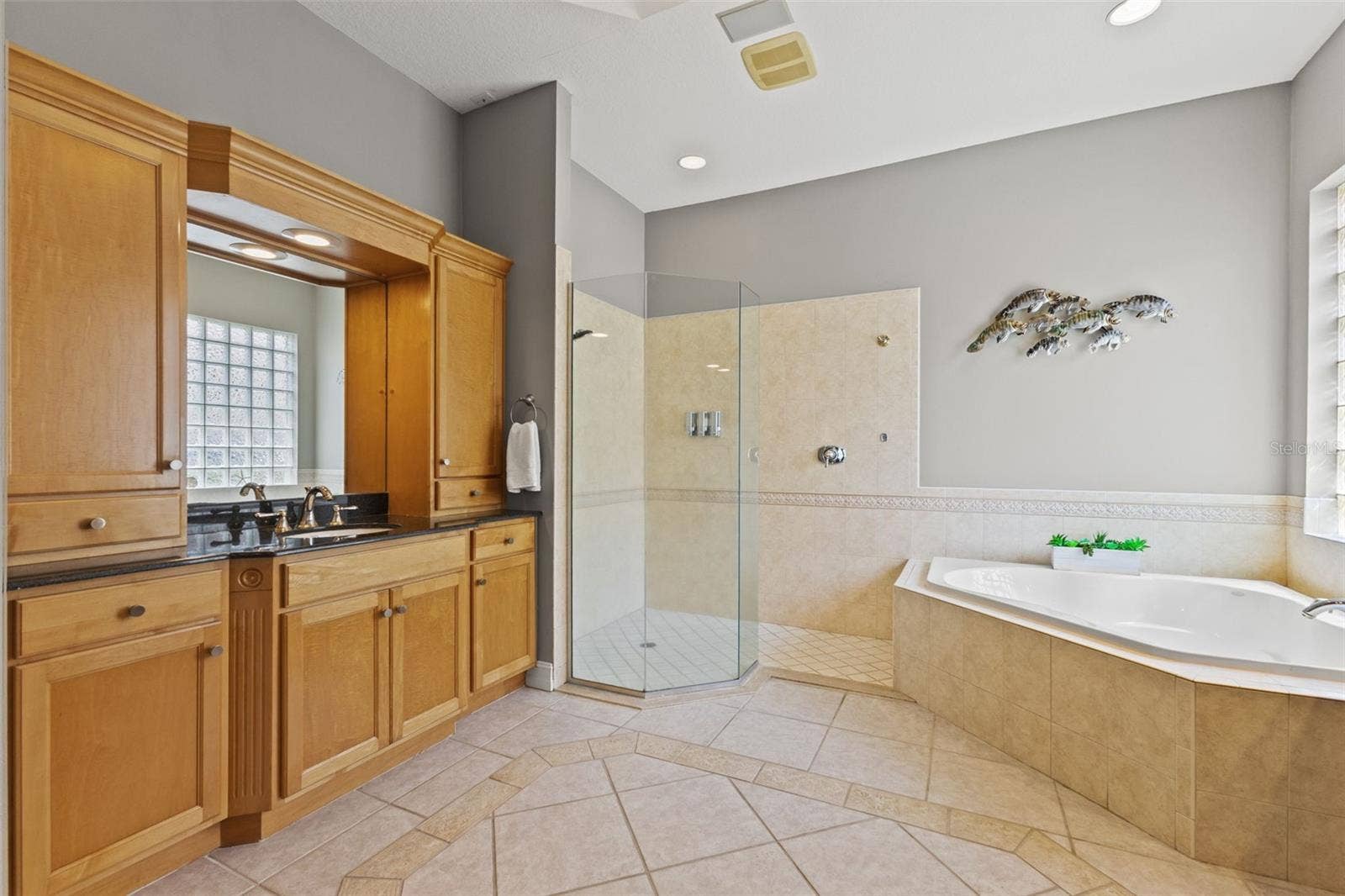 1105 3RD STREET E, Palmetto, FL 34221 Soaking Tub with Separate walk in shower