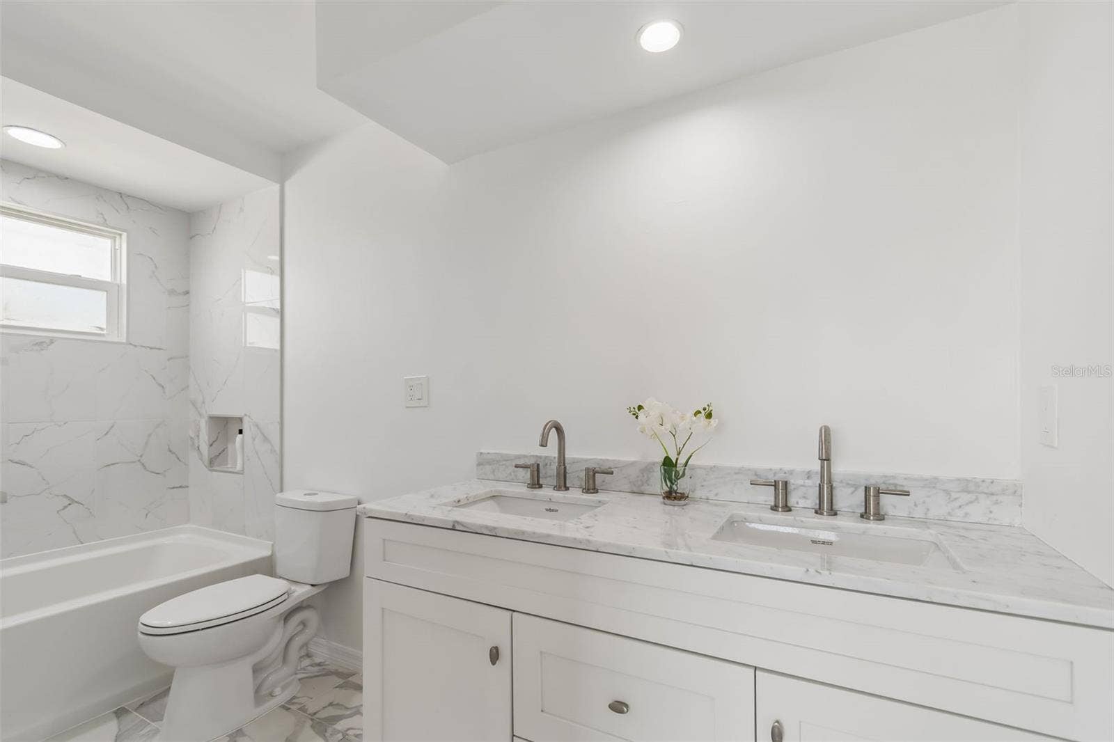 775 CAPRI BOULEVARD, Treasure Island, FL 33706 Light Bright ensuite bathroom