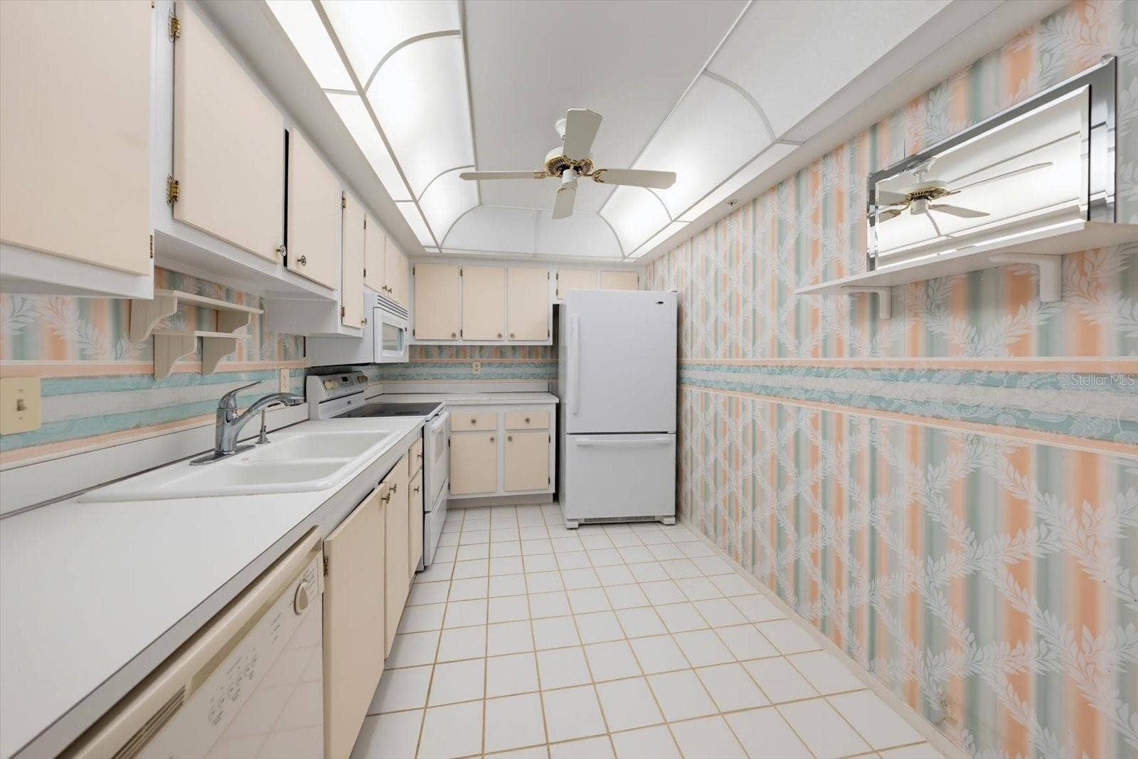 255 DOLPHIN POINT, #307, Clearwater Beach, FL 33767 Kitchen