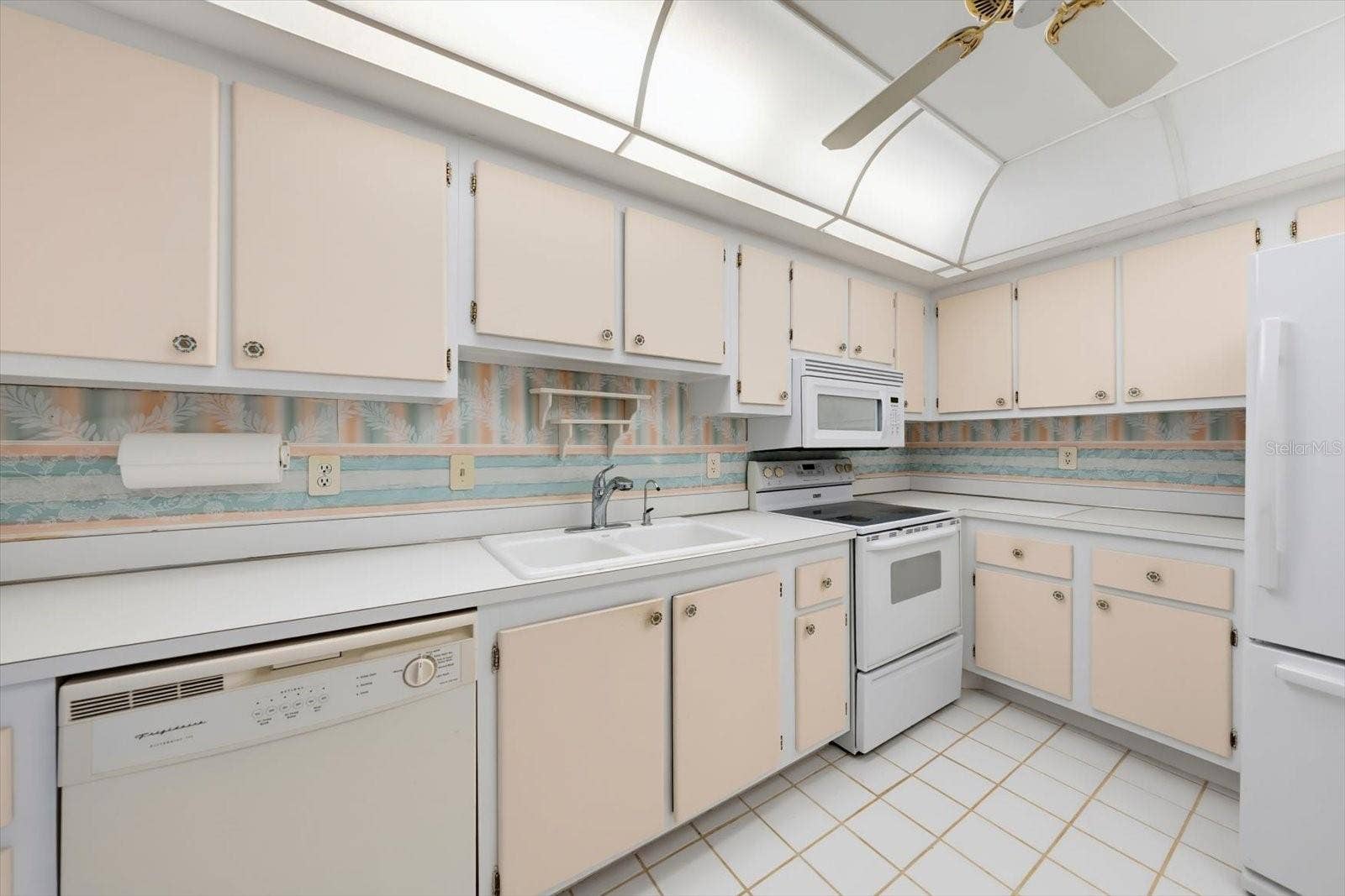 255 DOLPHIN POINT, #307, Clearwater Beach, FL 33767 Kitchen