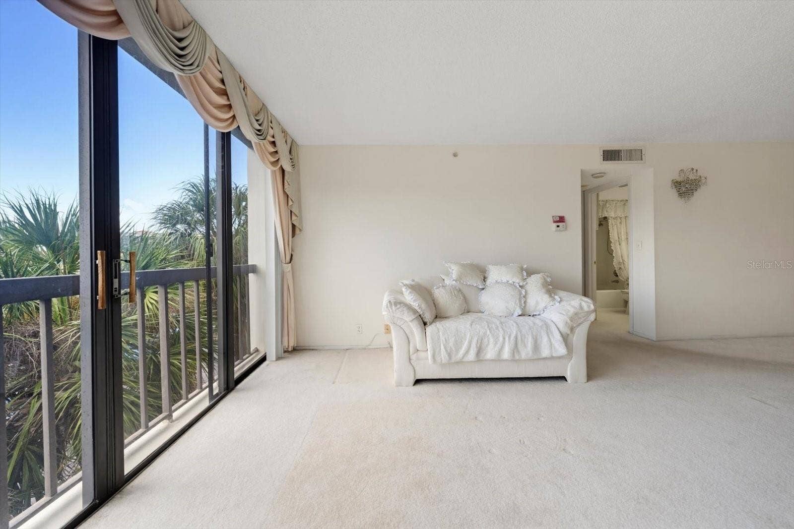 255 DOLPHIN POINT, #307, Clearwater Beach, FL 33767 Living Room