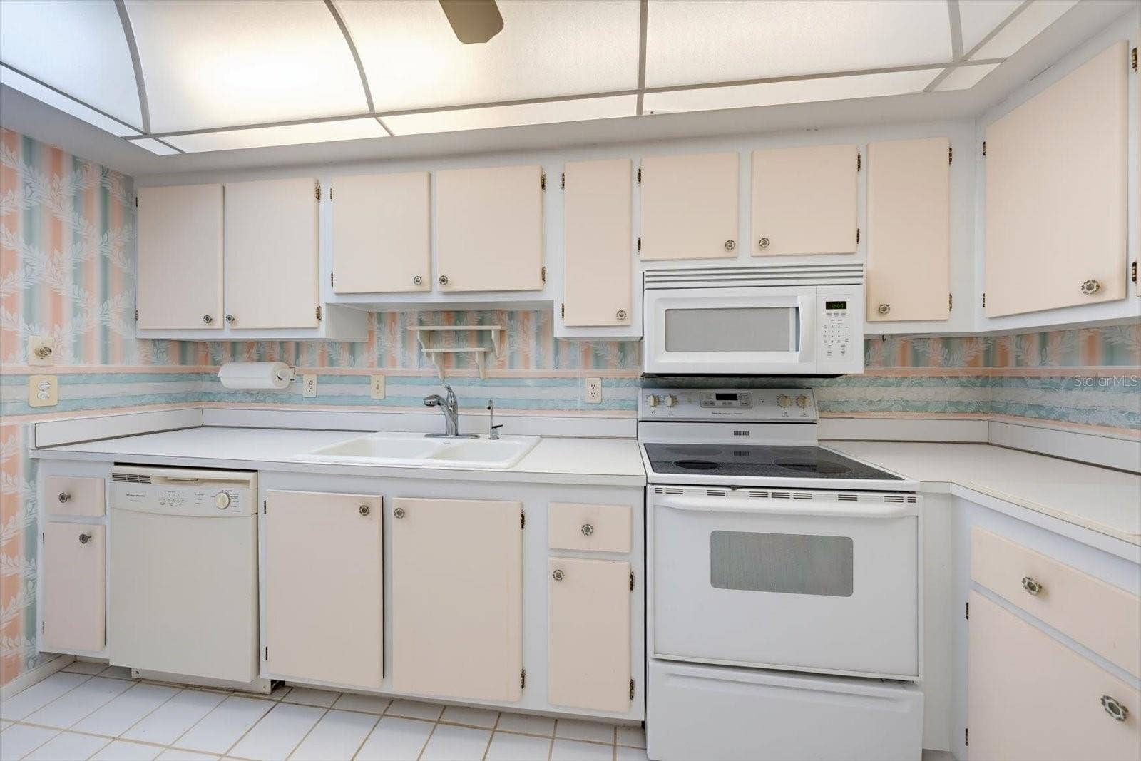 255 DOLPHIN POINT, #307, Clearwater Beach, FL 33767 Kitchen