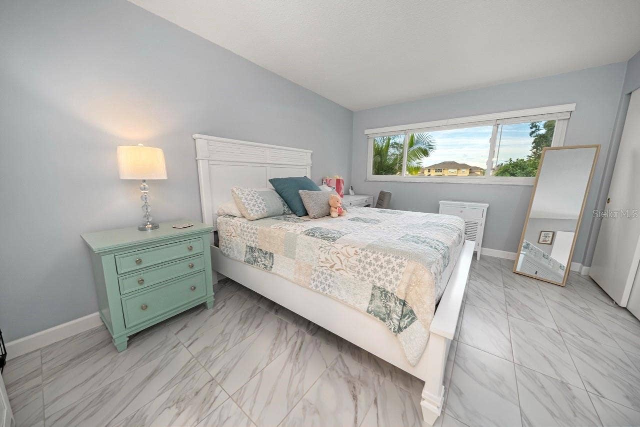 LARGE PRIMARY BEDROOM, CLEAR OF GARDEN& POND