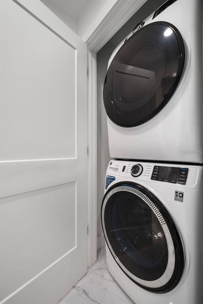 11500 GULF BOULEVARD, #304, Treasure Island, FL 33706 WASHER/DRYER