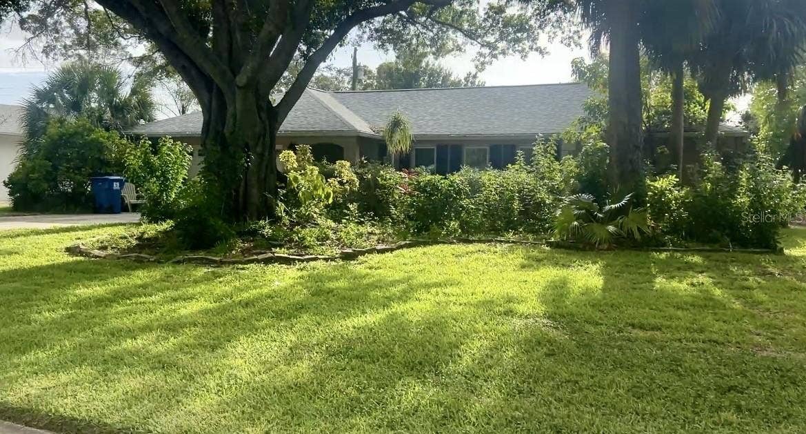 5230 VENETIAN BOULEVARD NE, St Petersburg, FL 33703 Spacious front yard with mature landscaping