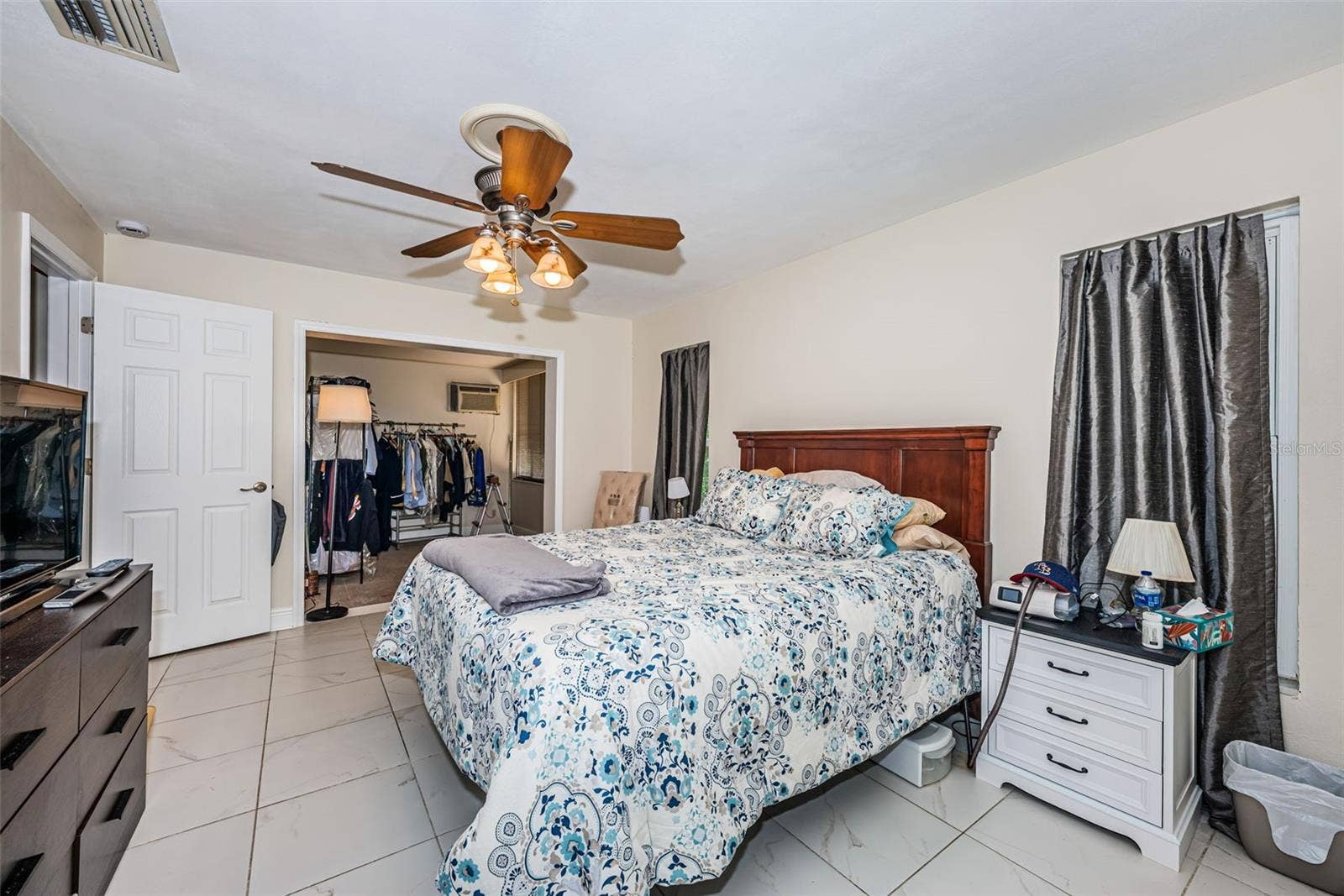 5230 VENETIAN BOULEVARD NE, St Petersburg, FL 33703 Neutral tile lets you make this room your own