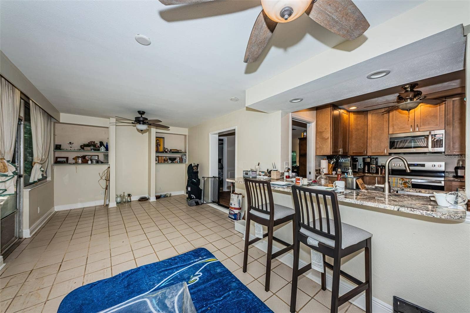 5230 VENETIAN BOULEVARD NE, St Petersburg, FL 33703 Kitchen pass through with breakfast bar