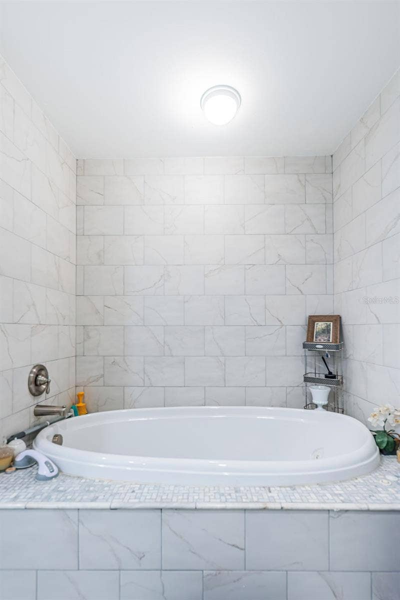 5230 VENETIAN BOULEVARD NE, St Petersburg, FL 33703 Soaking tub in primary bath