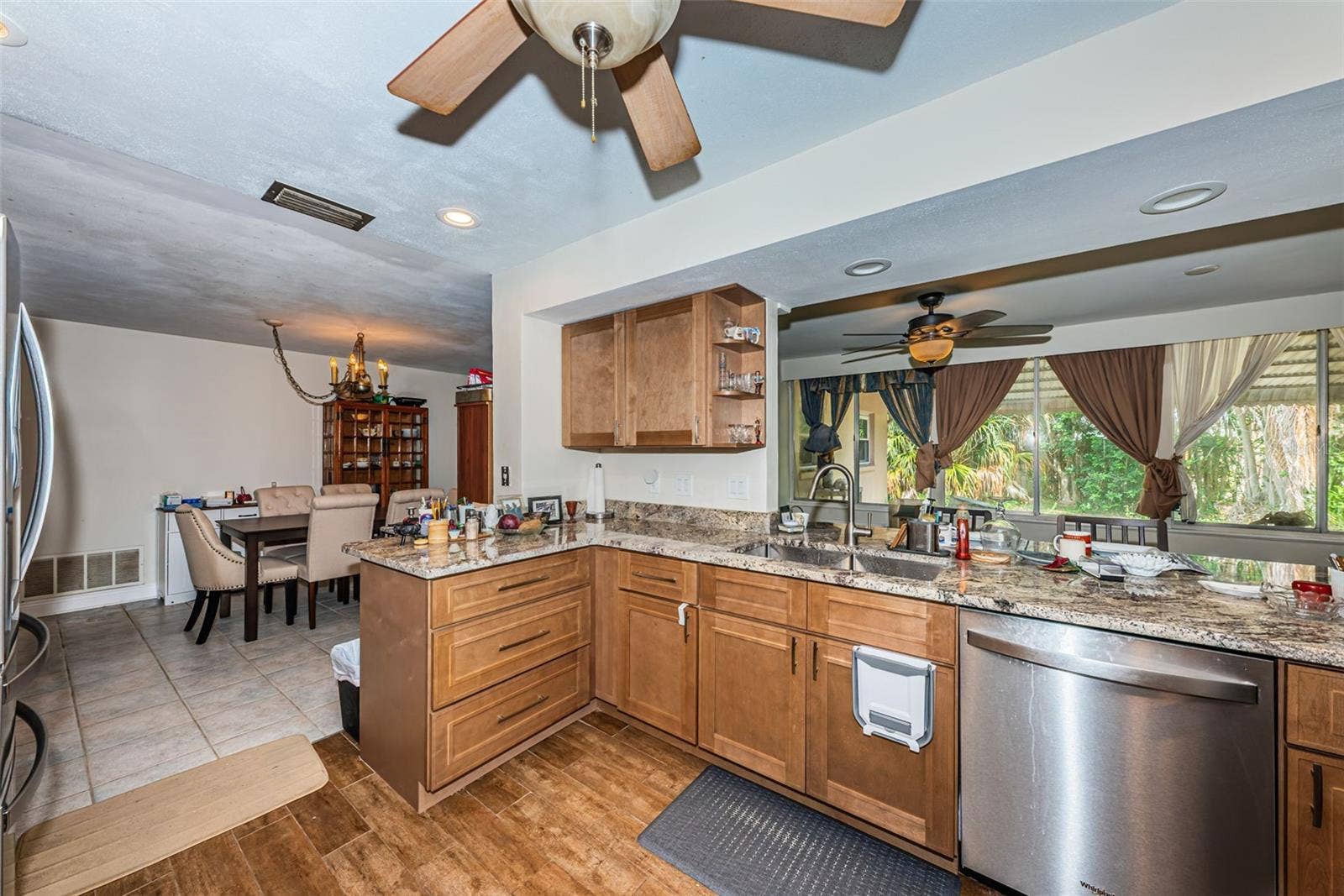 5230 VENETIAN BOULEVARD NE, St Petersburg, FL 33703 All appliances less than 2 years old