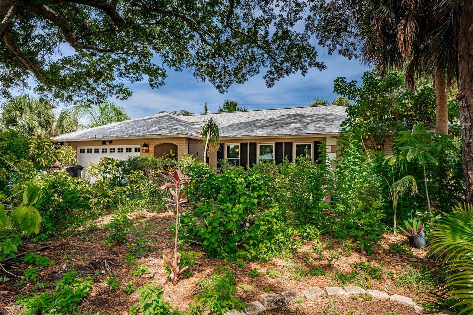 5230 VENETIAN BOULEVARD NE, St Petersburg, FL 33703 Private front yard