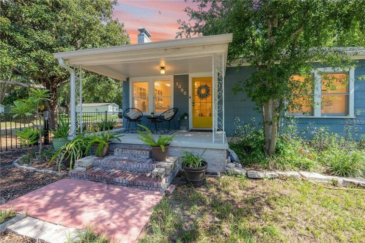 1300 E HENRY AVENUE, Tampa, FL 33604 Appealing and welcoming front porch, perfect in a neighborhood known for its Front Porch neighbor gatherings