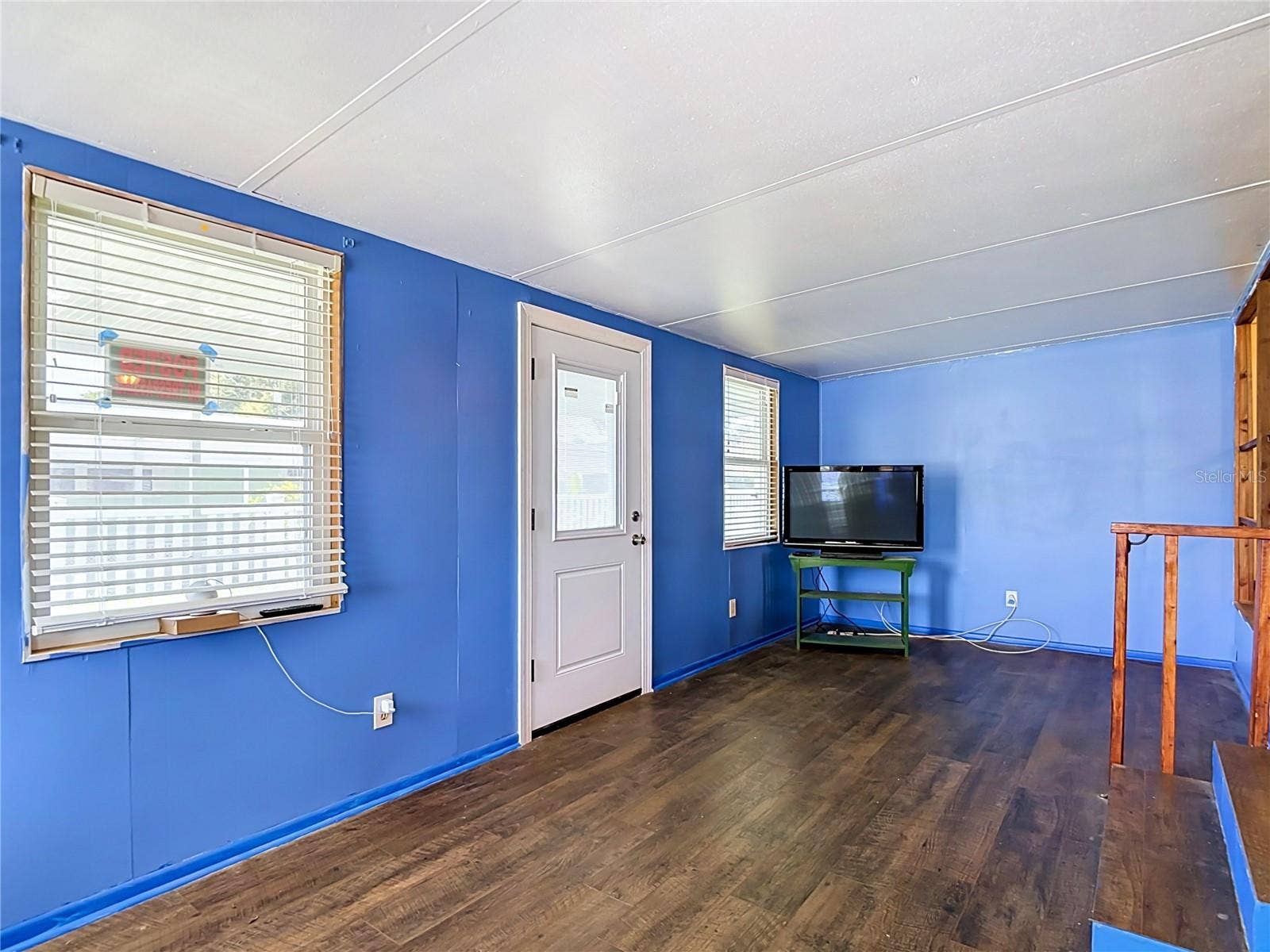 39032 OLA AVENUE, Zephyrhills, FL 33542 Living Room