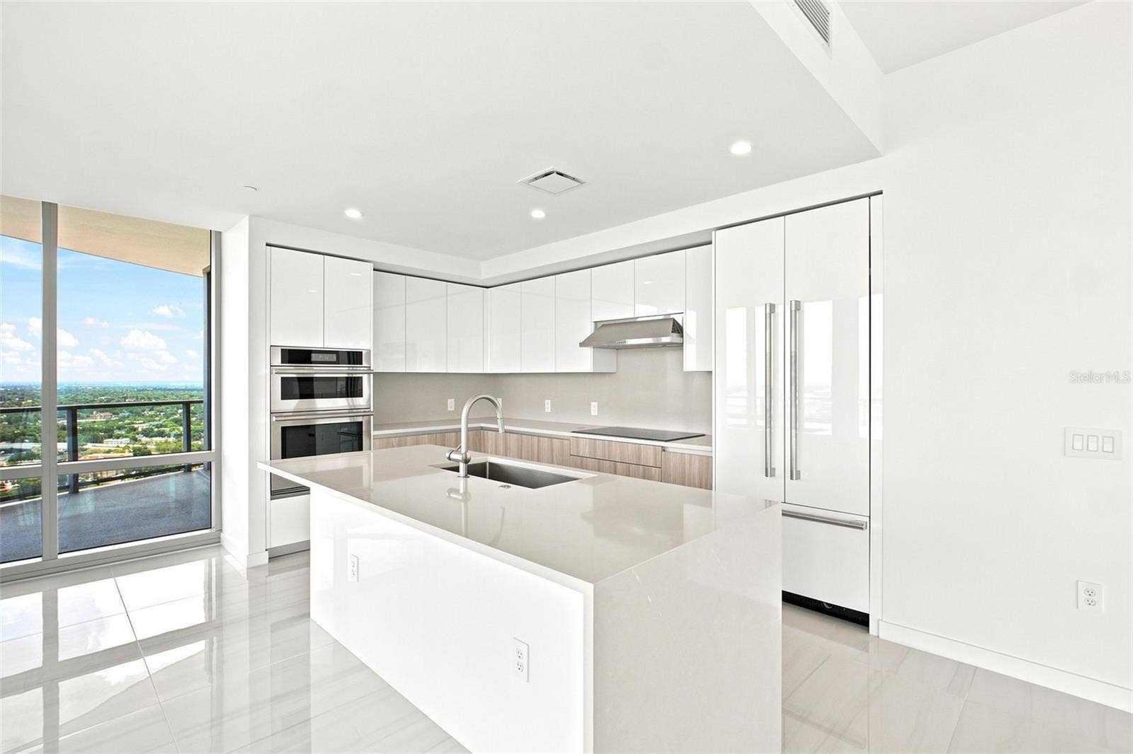 400 CENTRAL AVENUE, #2901, St Petersburg, FL 33701 Upgraded refrigerator