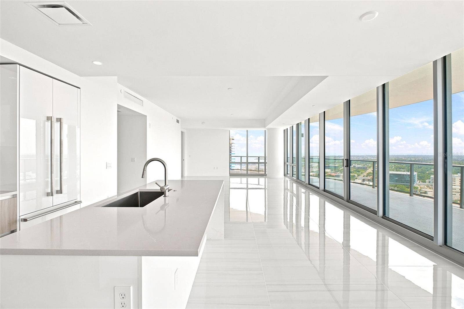 400 CENTRAL AVENUE, #2901, St Petersburg, FL 33701 Open floorplan is ideal for entertaining
