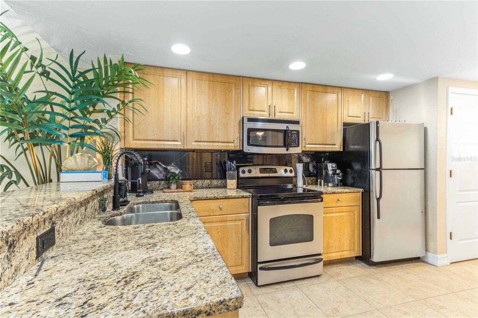 11605 GULF BOULEVARD, #503, Treasure Island, FL 33706 FULL SIZE STAINLESS STEEL KITCHEN