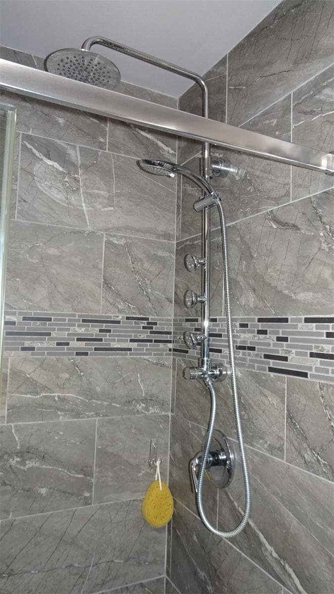 7868 40TH AVENUE N, #7868, St Petersburg, FL 33709 Multiple shower heads
