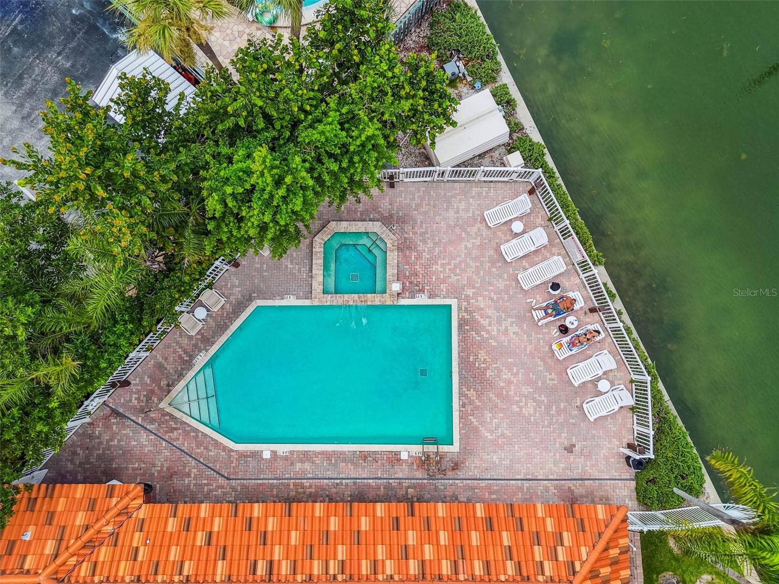 530 S GULFVIEW BOULEVARD, #304, Clearwater Beach, FL 33767 Harborview Grande pool and hot tub