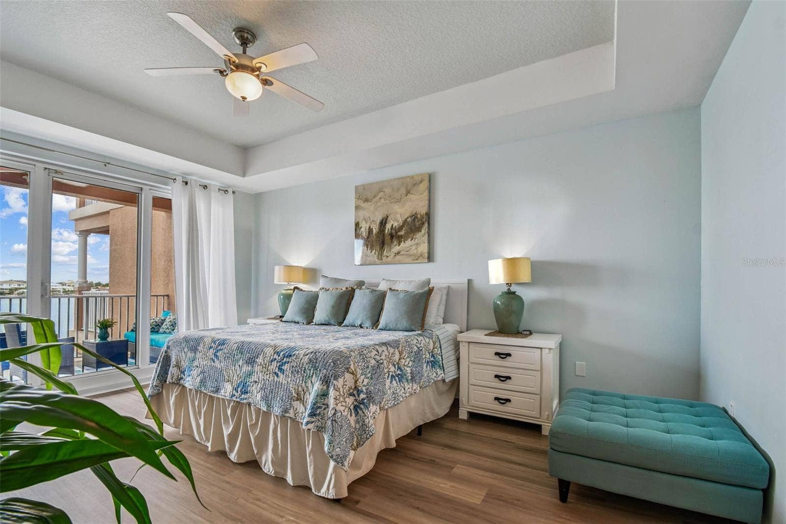 530 S GULFVIEW BOULEVARD, #304, Clearwater Beach, FL 33767 King sized bed ensures comfortable night time rest
