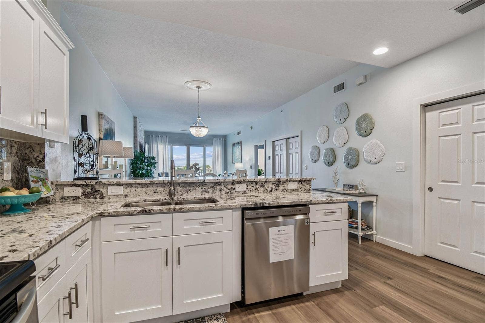 530 S GULFVIEW BOULEVARD, #304, Clearwater Beach, FL 33767 Beautiful granite countertops and backsplash