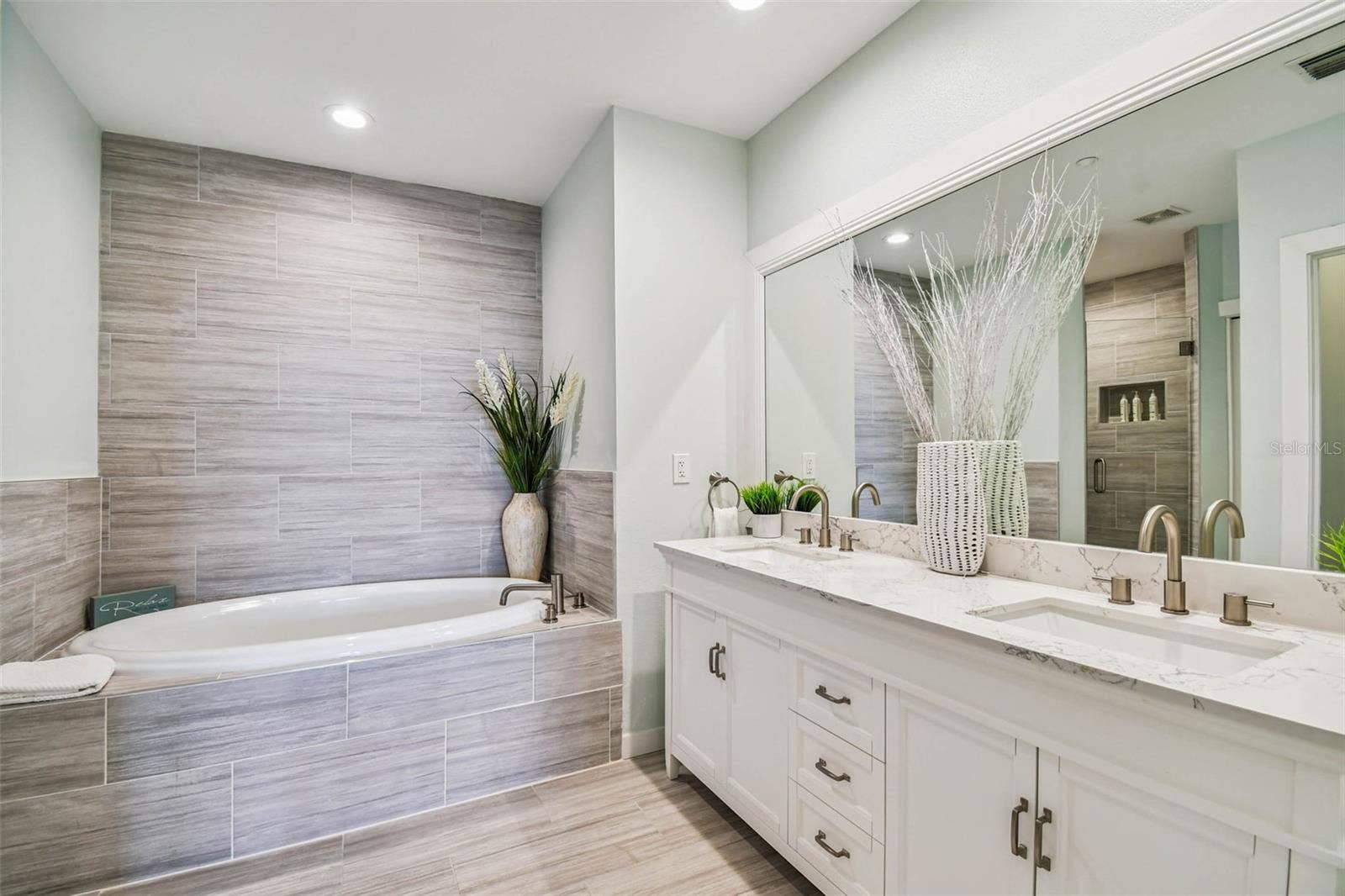530 S GULFVIEW BOULEVARD, #304, Clearwater Beach, FL 33767 Luxurious renovated ensuite including soaking tub