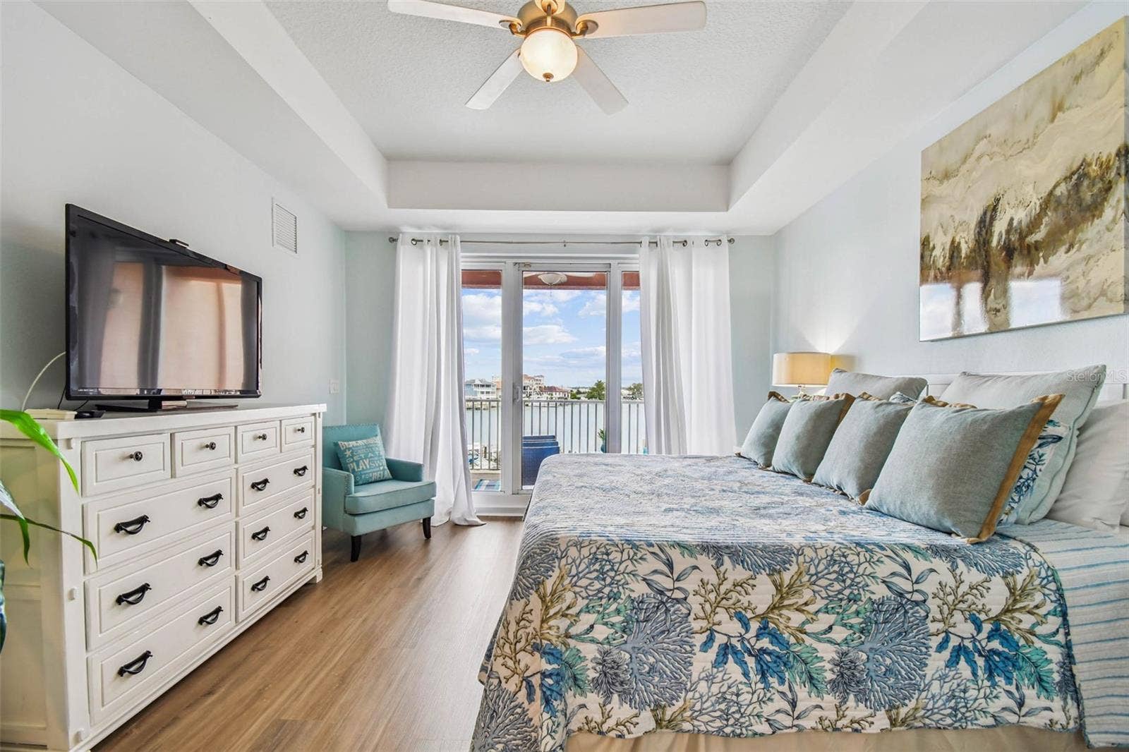 530 S GULFVIEW BOULEVARD, #304, Clearwater Beach, FL 33767 Beautiful bay views!