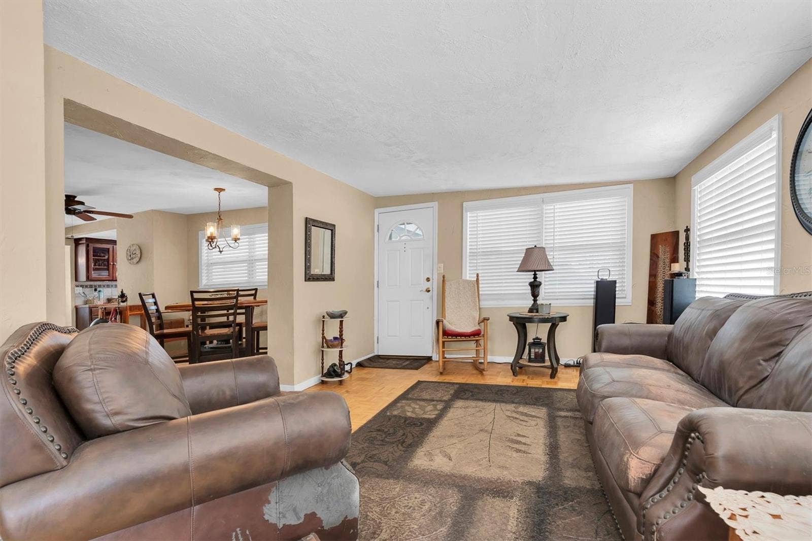 3227 48TH AVENUE N, St Petersburg, FL 33714 Living room